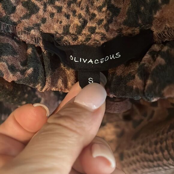 Olivaceous Pink Snake Skin Patterned Off shoulder shorts Romper size small - Picture 9 of 10